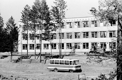 1975 Строится первая школа