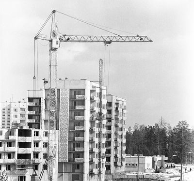 мкр Юбилейный д 18, маг Подарки, строится дом 19