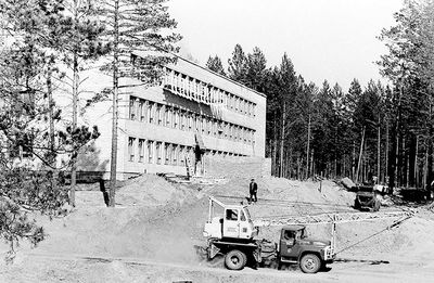 строительство первой школы.1975й детский сад,