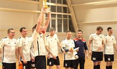 Переходящий кубок в руках саянцев