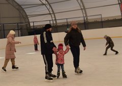 На каток - всей семьей