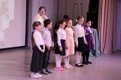 Здесь все прекрасно – жесты, маски, костюмы, музыка, игра