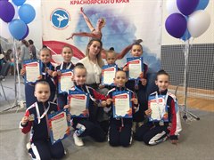 Юные гимнастки на пьедестале почета