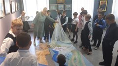 С праздником, картинная галерея!