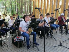 В цветущем парке музыка звучала