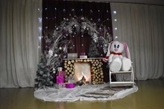 Новогодние игрушки, гирлянды и хлопушки