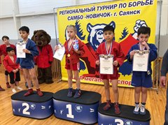 Команда саянских самбистов удостоена серебряных наград