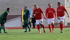 Губернатор Сергей Ерощенко сыграл в футбол на саянском стадионе