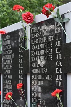 Склоним головы в честь подвига советского народа