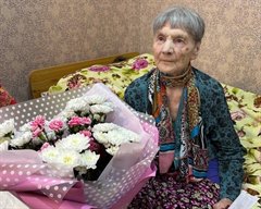 С подарками и теплыми пожеланиями