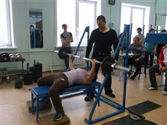 Открытый чемпионат города Саянска по жиму штанги собрал более 60 спортсменов