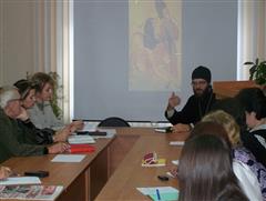 В Управлении образования прошел «круглый стол» с участием руководителя отдела религиозного образования саянской епархии