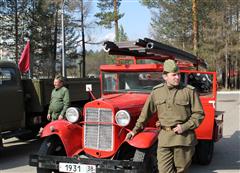 Саянцы встретили «Фронтовую бригаду» раритетной пожарной техники