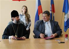 Подписано соглашение о сотрудничестве между администрацией  города и Саянской епархией