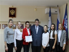 Сертификат на 100 тысяч рублей от Благотворительного фонда местного сообщества вручил ансамблю «Экспромт» мэр Олег Боровский