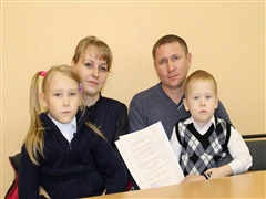 Мэр Олег Боровский вручил свидетельства о праве на получение социальной выплаты участникам программы «Молодым семьям – доступное жилье»