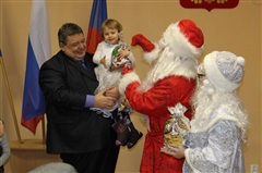 Многодетные семьи получают новогодние подарки от Саянского Благотворительного фонда «Забота»