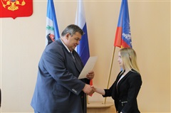 Мэр Олег Боровский вручил денежные сертификаты от Благотворительного фонда «Забота» талантливым саянским школьникам