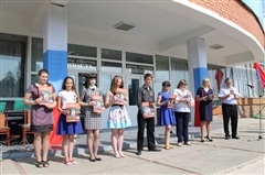 Юные саянцы получили паспорта на торжественном митинге, посвященном празднованию Дня России