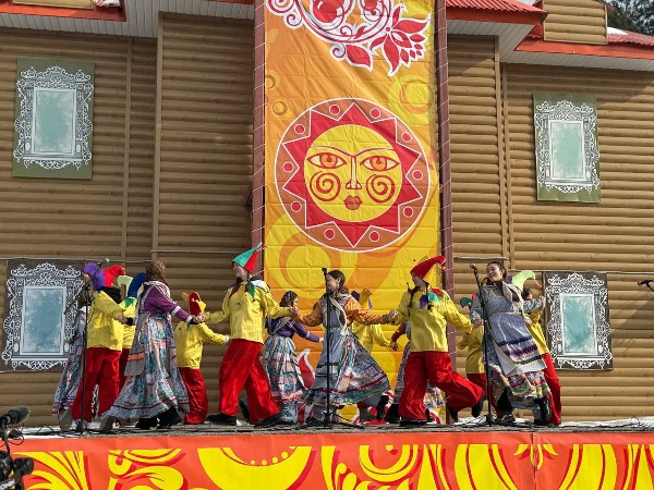 Саянцы дружно проводили зиму 