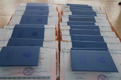 Долгожданный день вручения аттестатов об окончании средней общеобразовательной школы встретили сегодня саянские выпускники