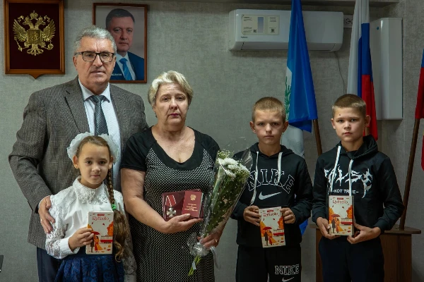 Александр Ермаков вручил посмертные награды родственникам саянцев, погибших при выполнении боевых задач в ходе СВО